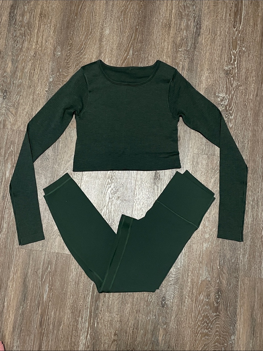 Like New Lululemon Matching Rainforest Green Set. Size Top 6/Bottom 4